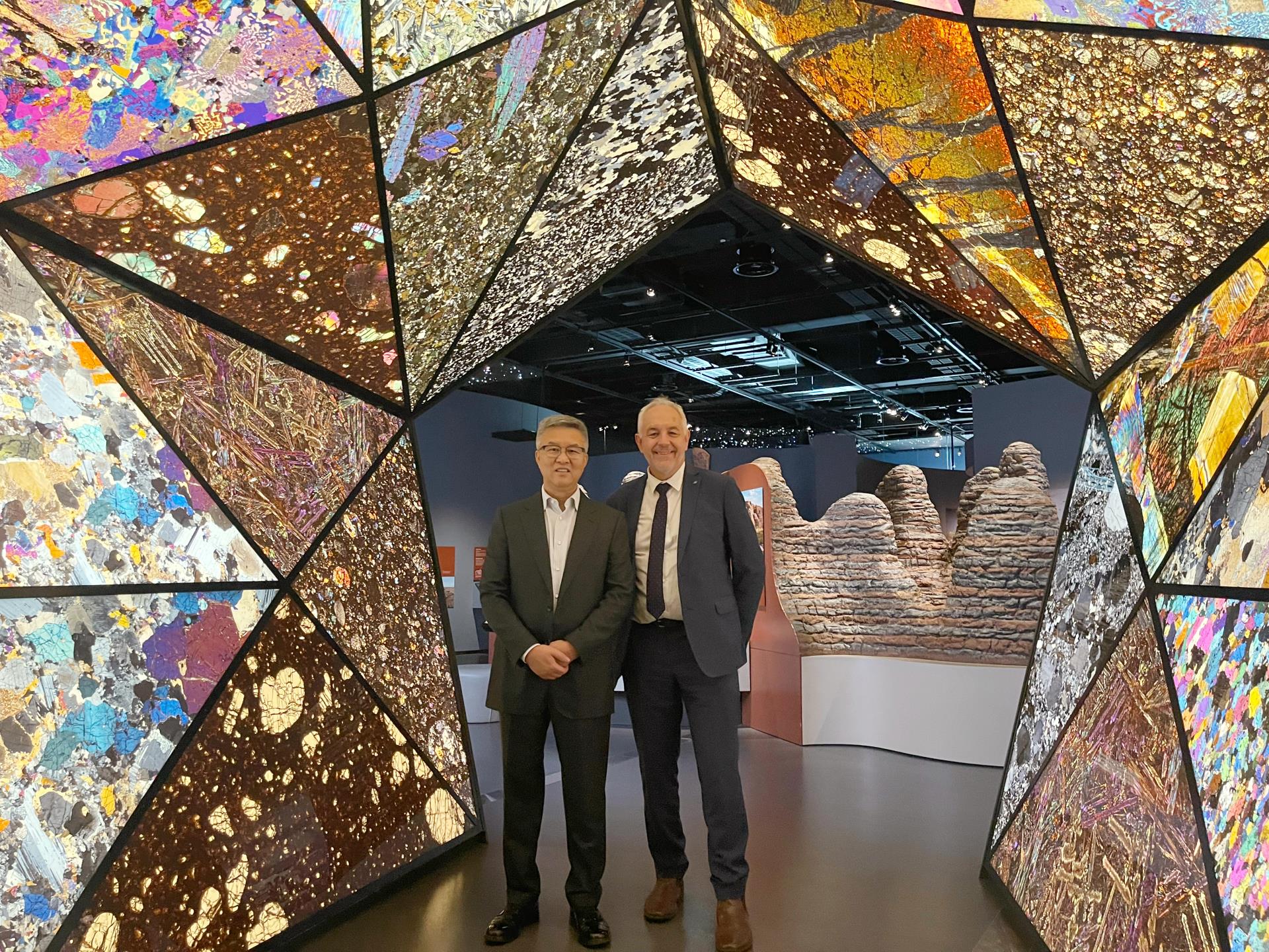 ΰ�¹���(victor1946)�ٷ���վ-Officials Website